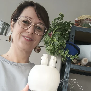 Victoria Céramique : La terre, les lapins et le cœur à l’ouvrage