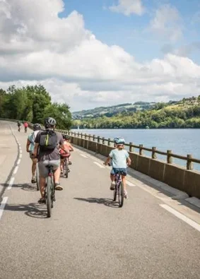 Tour du lac de Paladru en vélo l'événement A bicyclette route fermée aux voitures