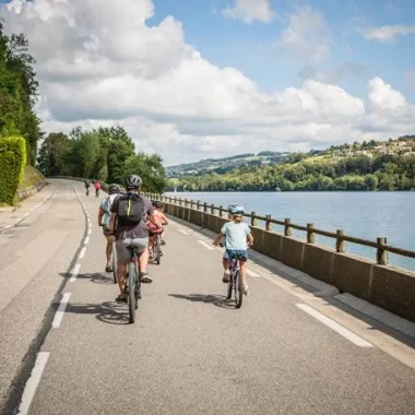 Radtour um den Paladru-See: das Event. Fahrräder auf einer für Autos gesperrten Straße.