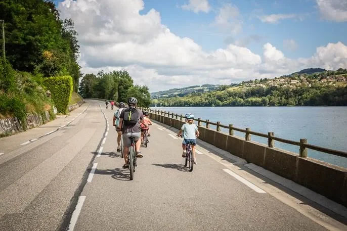 Radtour um den Paladru-See: das Event. Fahrräder auf einer für Autos gesperrten Straße.