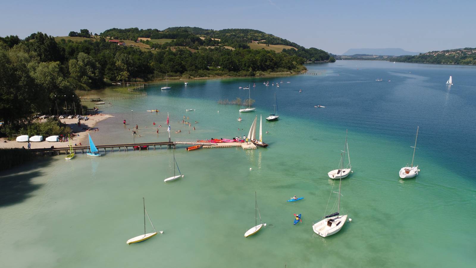 Vue drone Lac de Paladru bateaux eaux turquoises