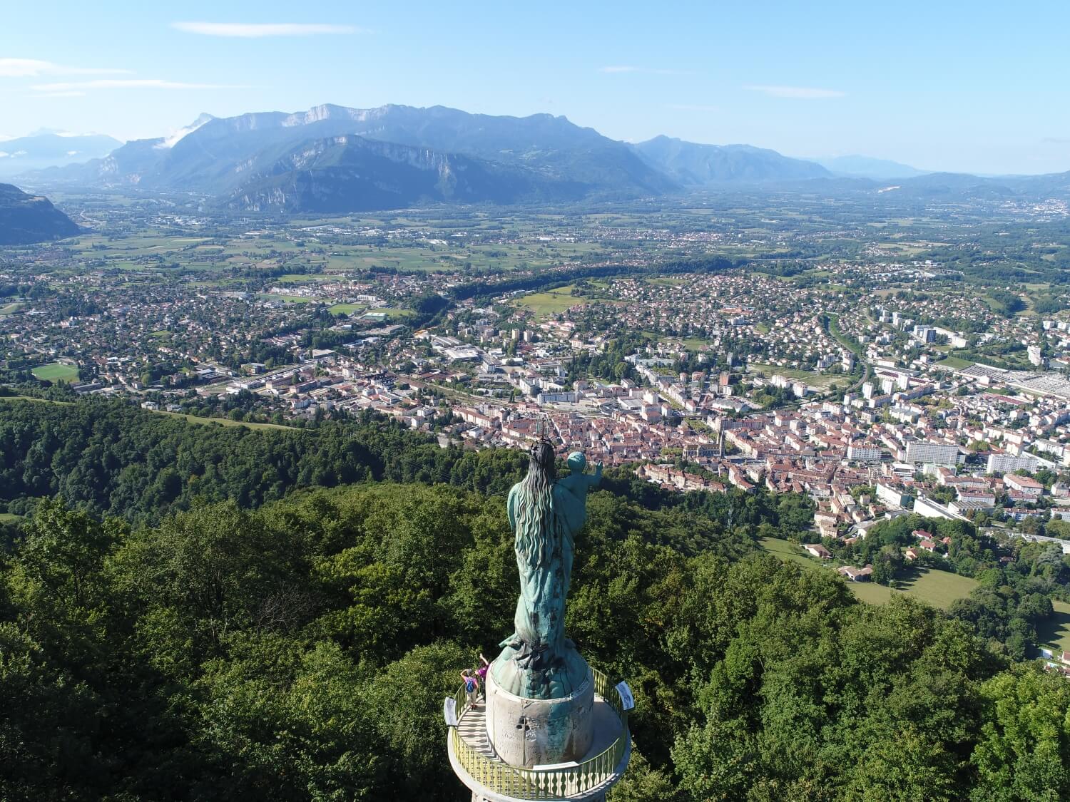 Voiron, vue drone de la ville depuis la statue Notre-Dame de Vouise et vue horizon sur le Vercors