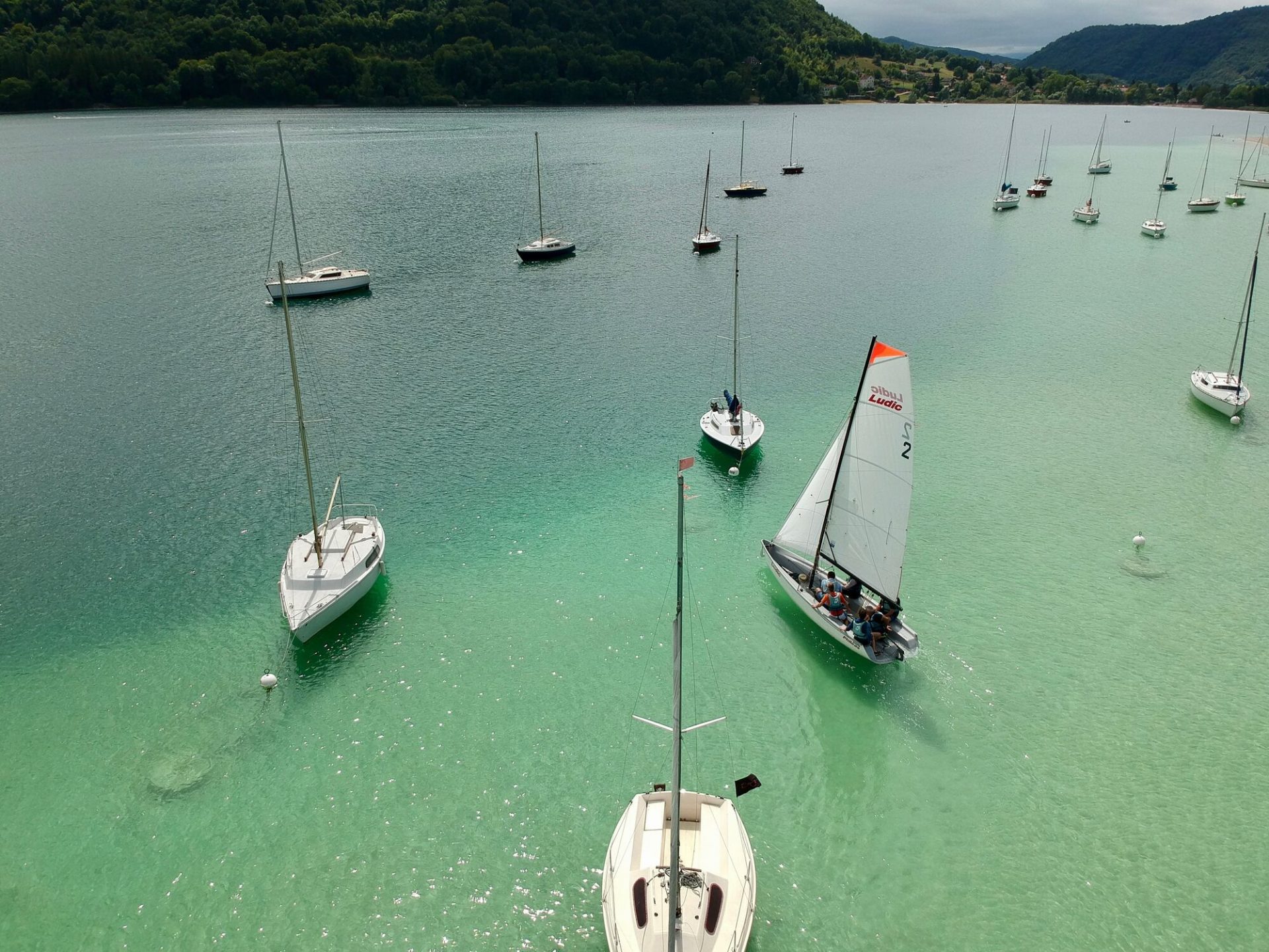 Lac de Paladru Drohne mit Blick auf türkisfarbenes Wasser Boote
