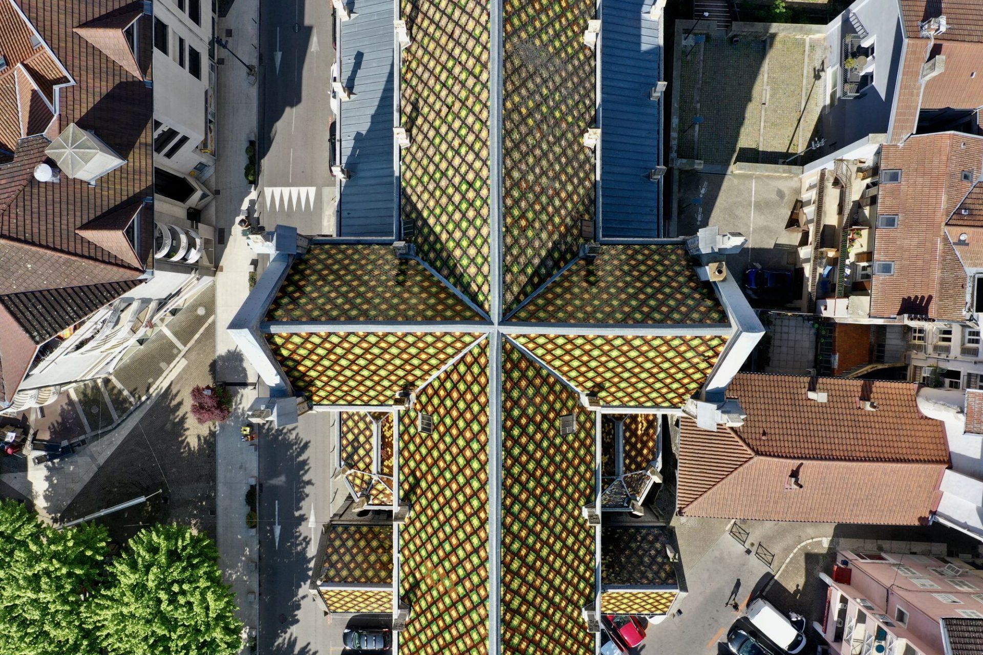 Drohnenansicht der Dachkirche St. Bruno Voiron