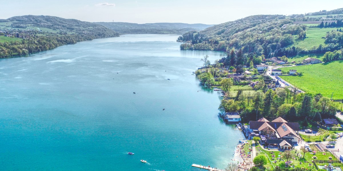vue aérienne du lac de paladru