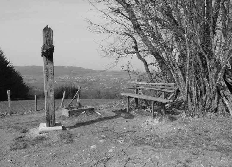 La Croix des Cochettes, un panorama sur le lac de Paladru