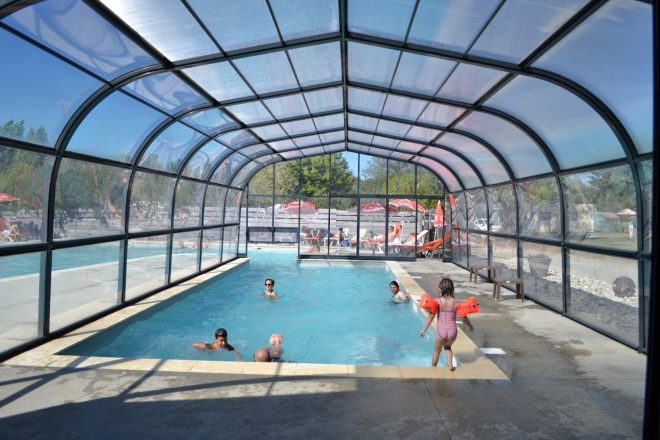 Schwimmbad des Campingplatzes beheiztes Hallenbad