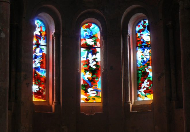 Arcabas-Buntglasfenster