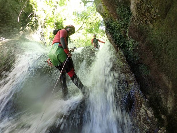 Canyoning beim Abseilen in Le Grenant