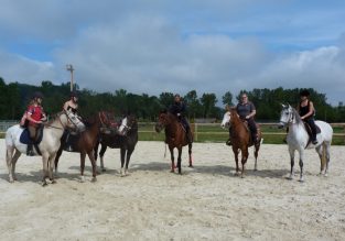 Balade à cheval autour du lac de Paladru pendant l’été