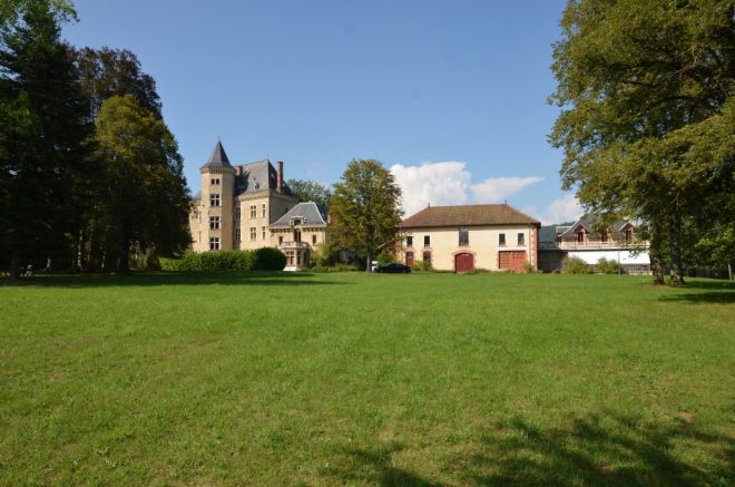 Blick auf den Park und das Château de St. Geoire