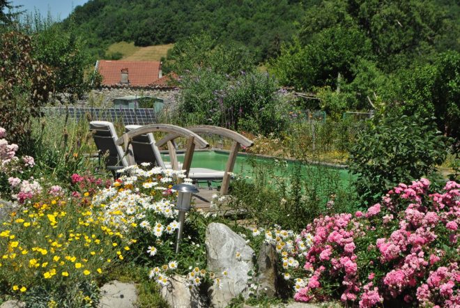 View of the swimming pool and the small bridge – Les Coquelicots bed and breakfast