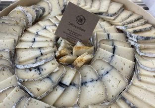 Vente de fromage de chèvre et noix de Grenoble à la ferme de Galerne