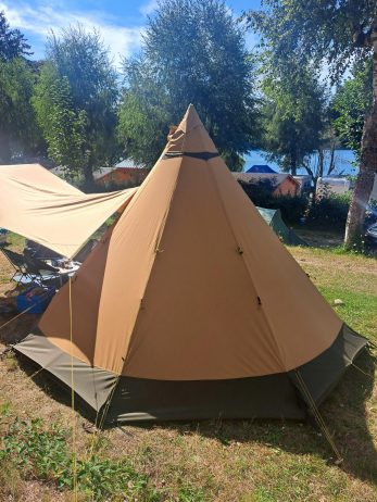 Une tente au bord du lac