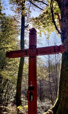 La croix du moine mort et soleil d’automne