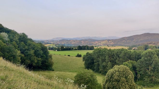 Devant la chartreuse de la Sylve Bénite et vue sur le lac et le massif de la chartreuse