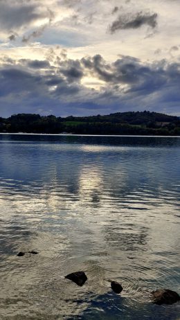 Reflet de lumière d’automne sur le lac de paladru