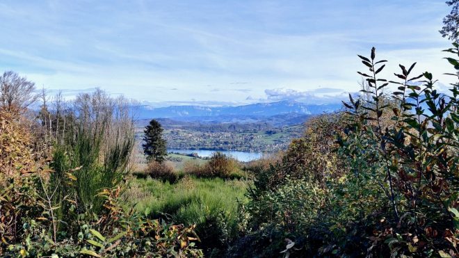 Vue sur le lac de paladru du sommet de la Sylve Bénite