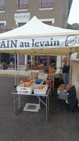 Der Bäcker des Fournil du Ronceveau auf dem Paladru-Markt
