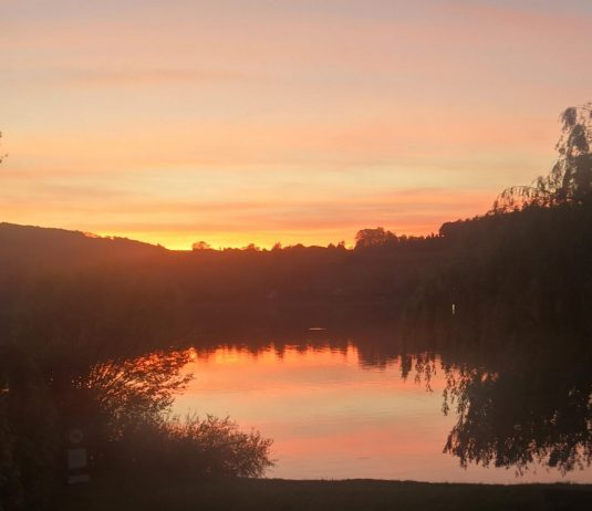 Sunset on the lake Le Comptoir du Bois d'Amour Bilieu