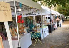 Marché artisanal et coin des écrivains