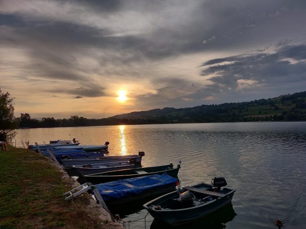 Vue sur le lac depuis le camping
