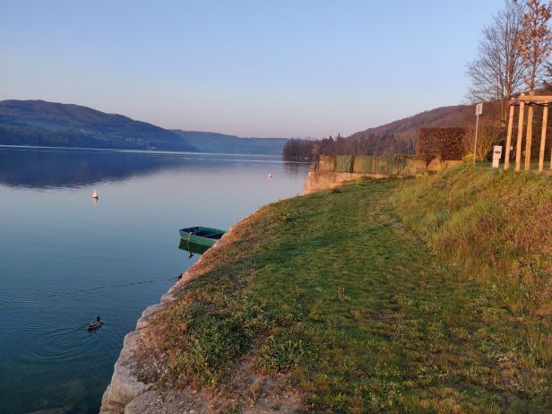 Vue sur le lac depuis le camping