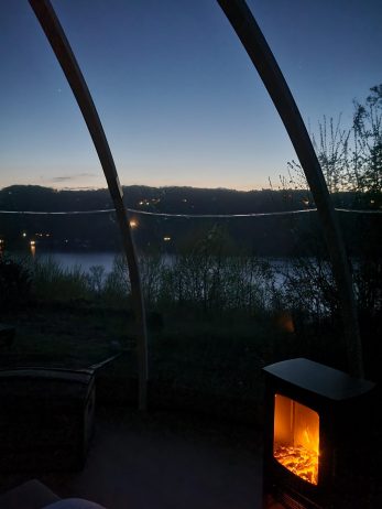 Photo de nuit depuis l’intérieur du dôme