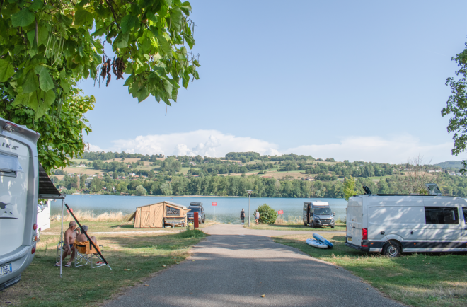 Emplacements de camping vue sur le lac