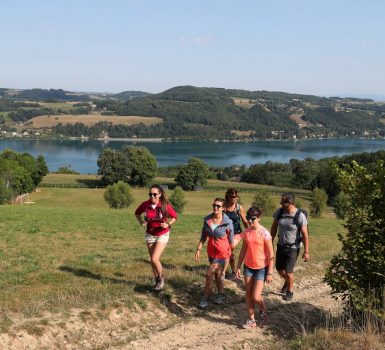 La Croix des Cochettes, un panorama sur le lac de Paladru
