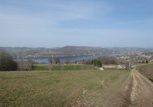 La Croix des Cochettes, un panorama sur le lac de Paladru