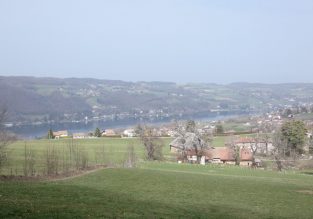 La Croix des Cochettes, un panorama sur le lac de Paladru