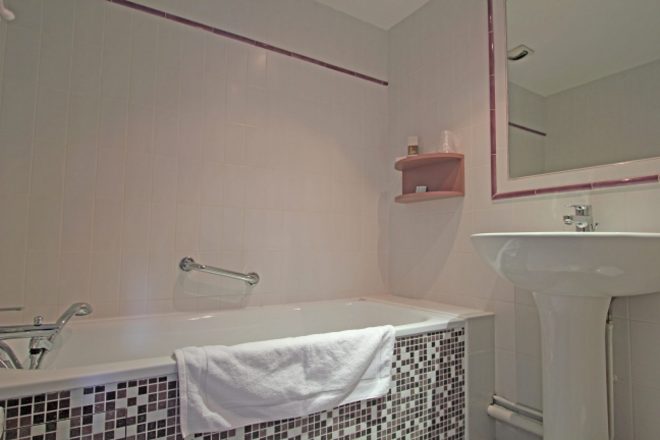 Beau Rivage hotel bathroom with bathtub